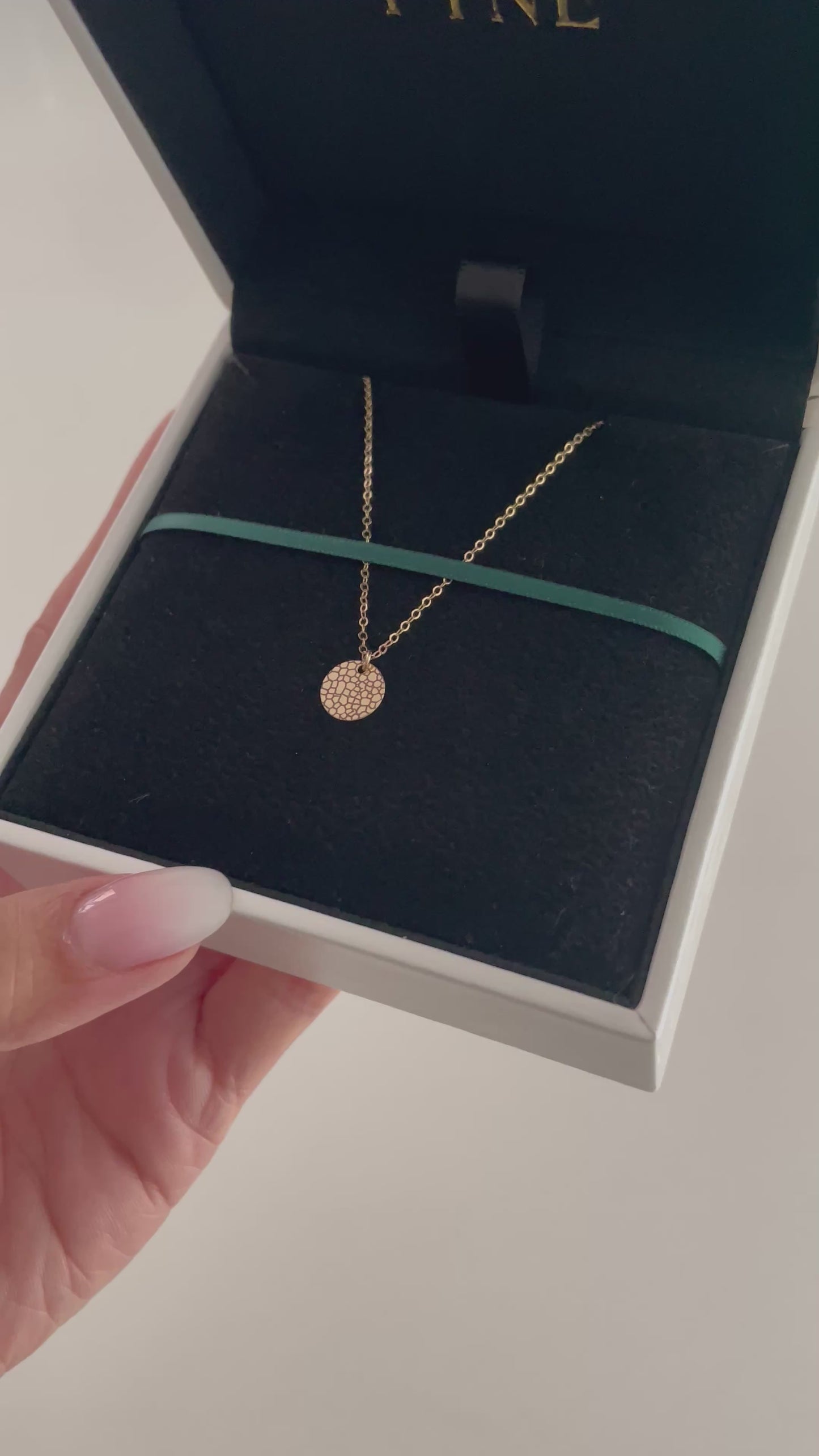 ROSE SMALL PET NOSE SIGNATURE NECKLACE