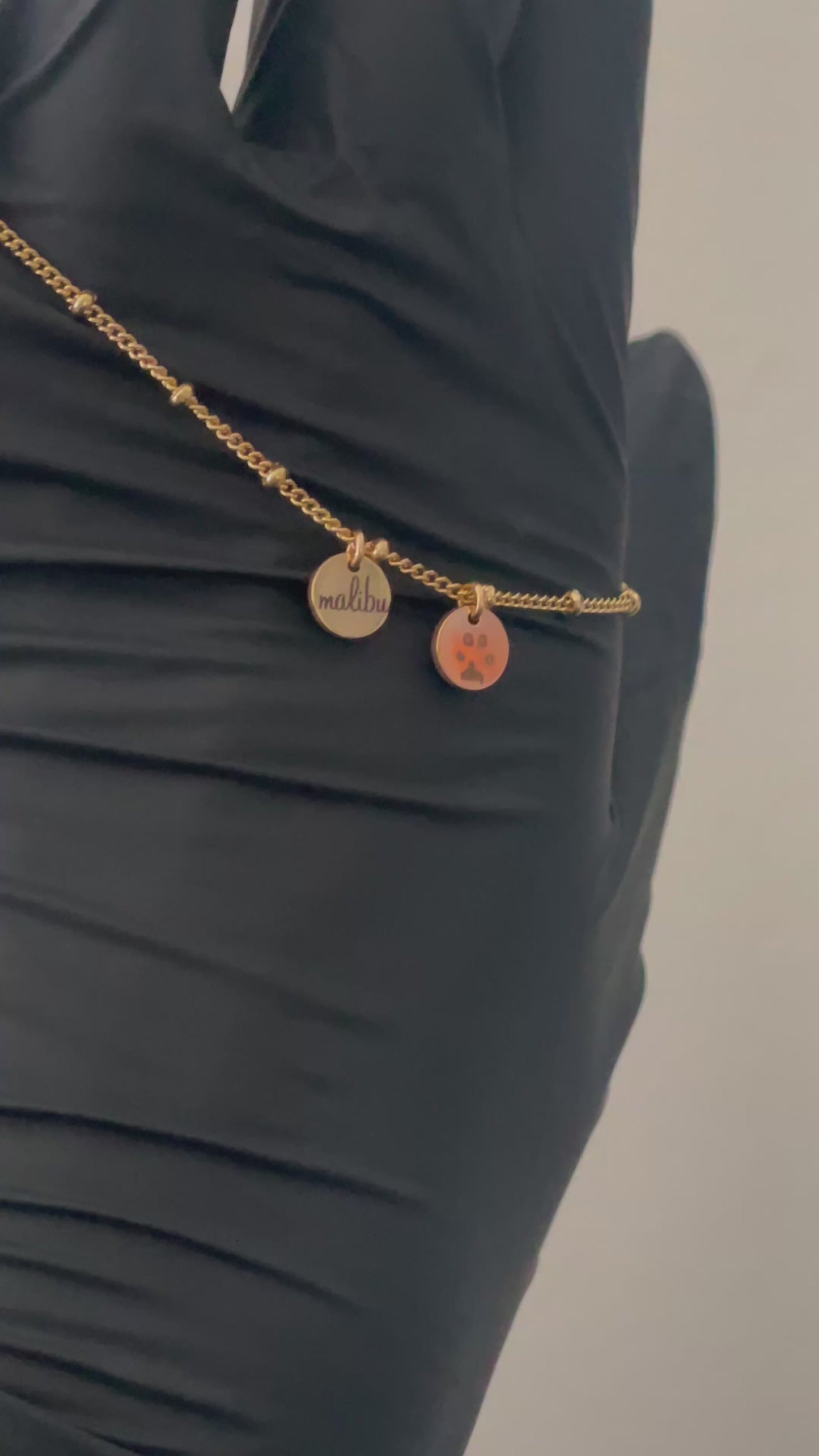 MARIA TINY PAW PRINT DISK NECKLACE